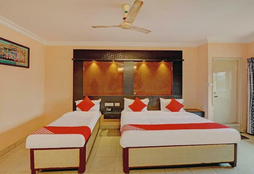 בית מלון כפרי Oyo 81273  Sri Sai Grand Central