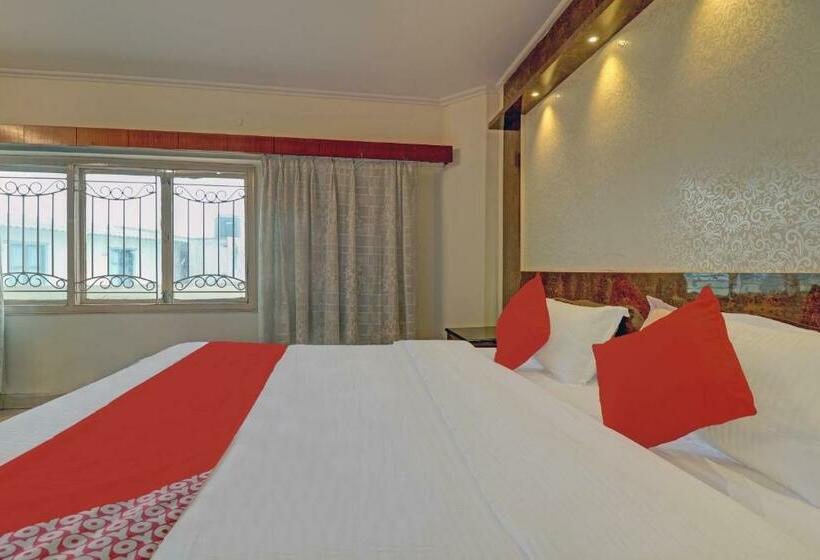 בית מלון כפרי Oyo 81273  Sri Sai Grand Central