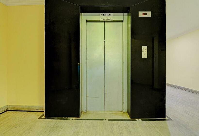 בית מלון כפרי Oyo 81273  Sri Sai Grand Central