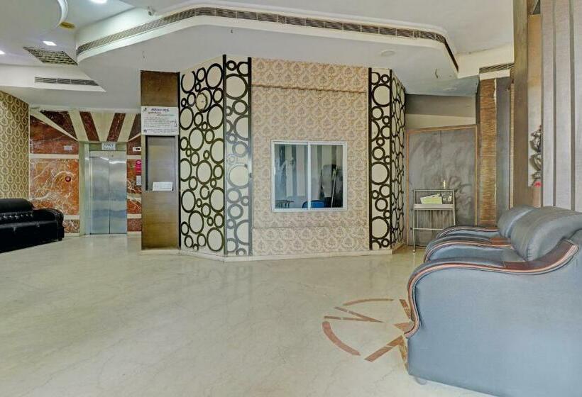 בית מלון כפרי Oyo 81273  Sri Sai Grand Central