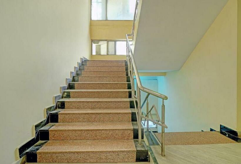 בית מלון כפרי Oyo 81273  Sri Sai Grand Central