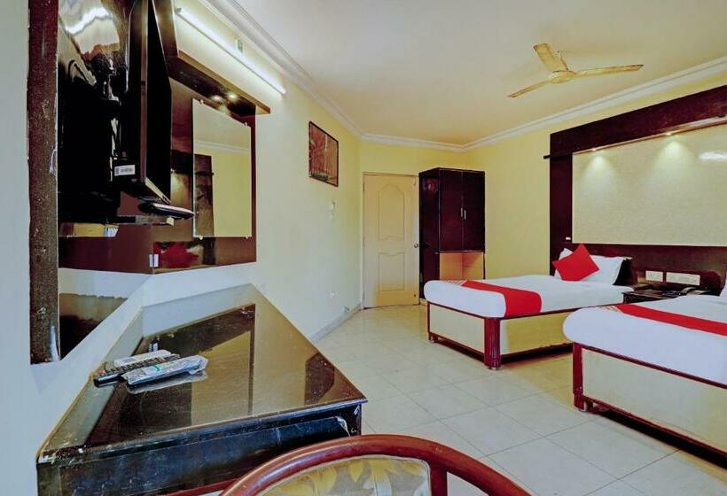 בית מלון כפרי Oyo 81273  Sri Sai Grand Central