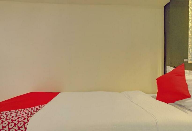 בית מלון כפרי Oyo 81273  Sri Sai Grand Central