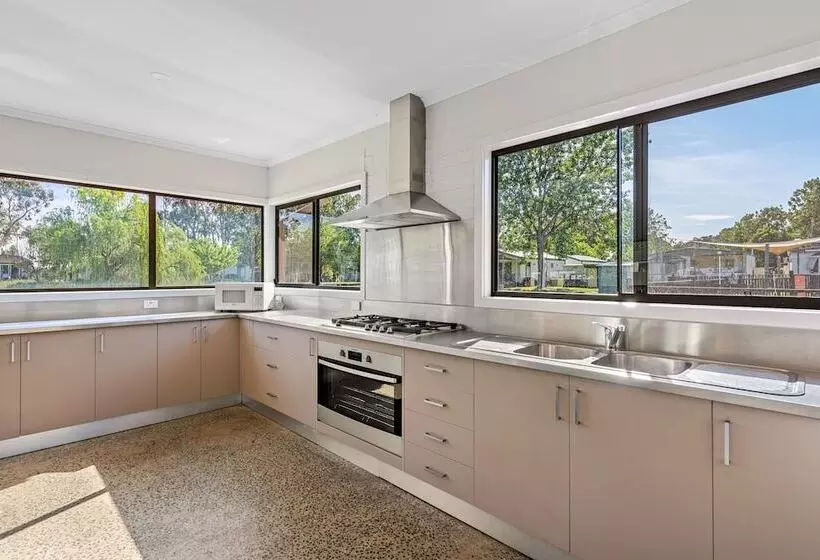 Отель Discovery Parks   Maidens Inn Moama