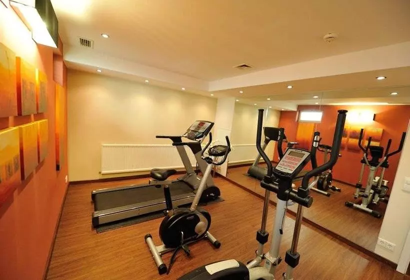 Отель Vis A Vis