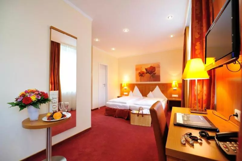 Отель Vis A Vis