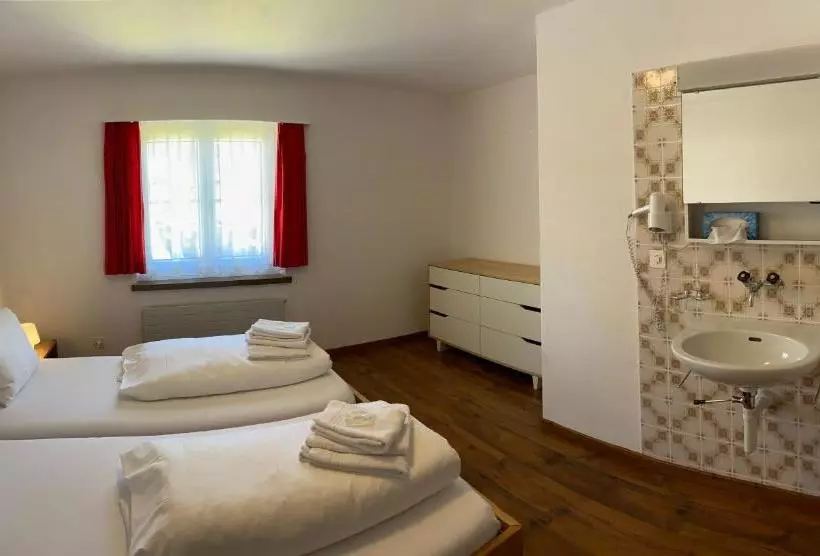 ペンション Berggasthaus Piz Calmot