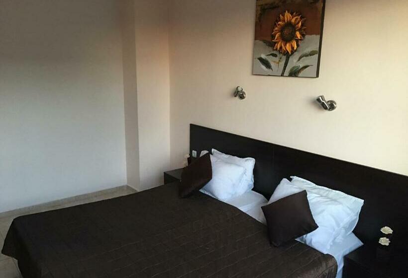 פנסיון Elite Apartments Is Located In The Old Town Of Pomorie