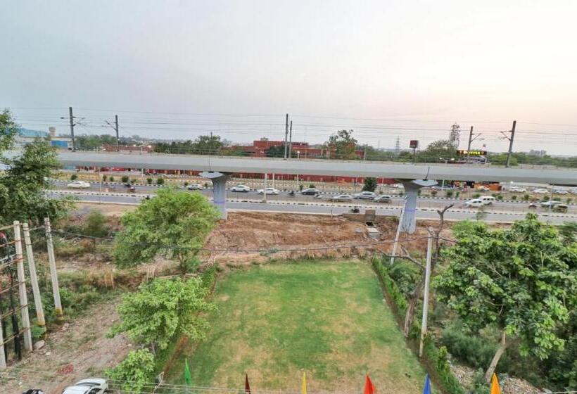 هتل Treebo Grand Town House