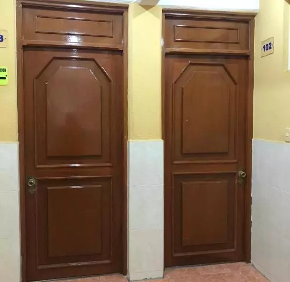 هتل Dorado A Una Calle De Playa Regatas Y El Malecon