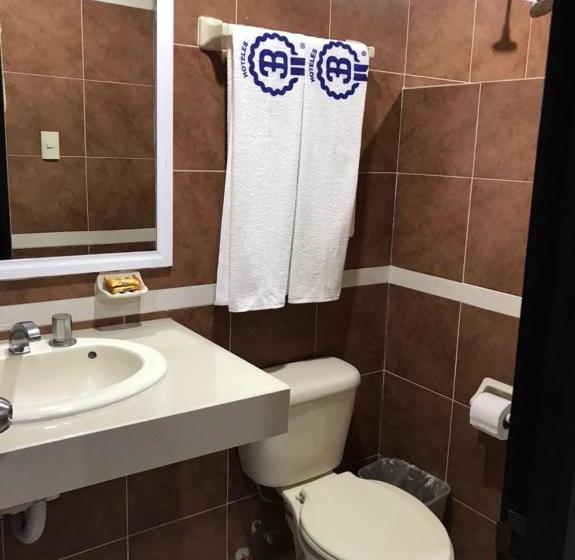 호텔 Dorado A Una Calle De Playa Regatas Y El Malecon