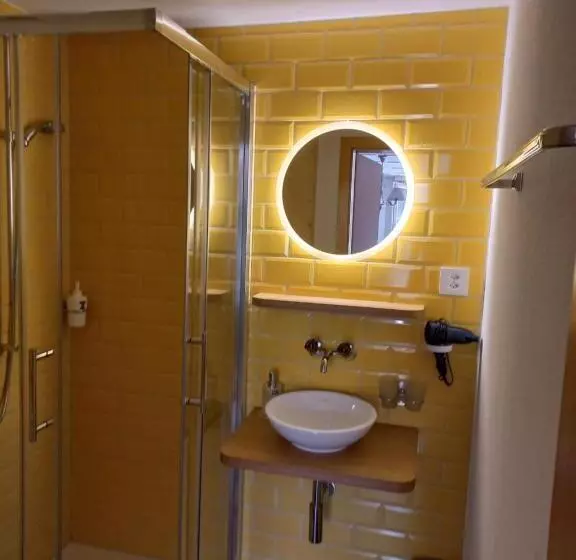 Retkeilymaja Gästezimmer Im Dorfzentrum