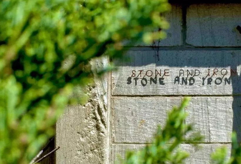 Retkeilymaja 石と鉄 House Of Stone And Iron