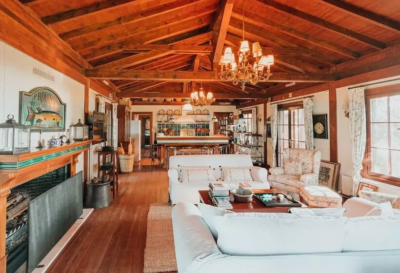 ホテル The Lake House