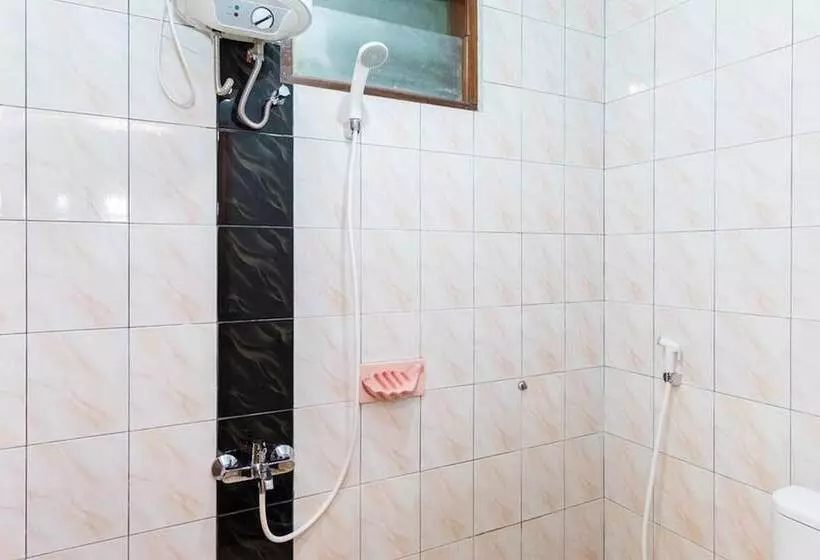 ペンション Reddoorz Plus @ Jalan Gatot Subroto Medan