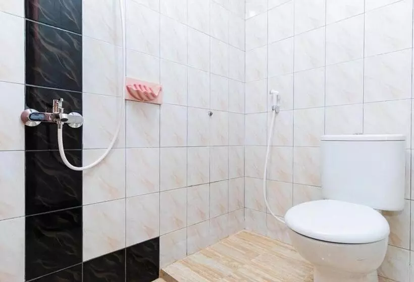 ペンション Reddoorz Plus @ Jalan Gatot Subroto Medan