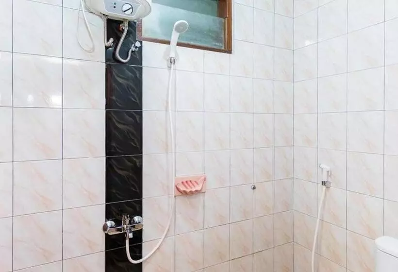 ペンション Reddoorz Plus @ Jalan Gatot Subroto Medan