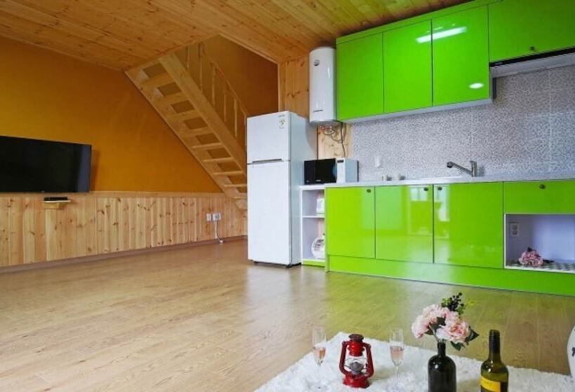 Pension Gyeongju Star Garret Bed And Breakfast