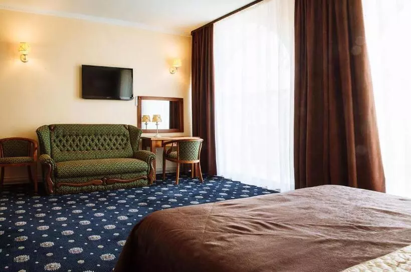 Hotelli отельно ресторанный комплекс златогор