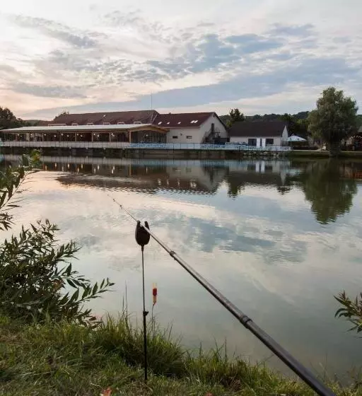 هتل Camelot Resort