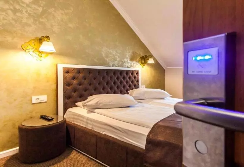 هتل Camelot Resort
