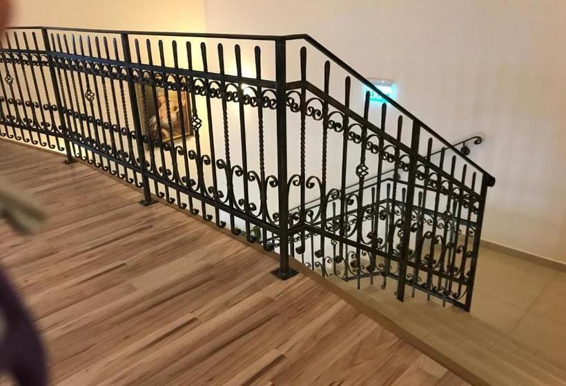 فندق Farkas Panzió