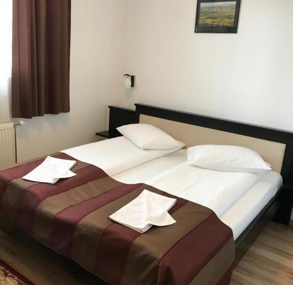 فندق Farkas Panzió