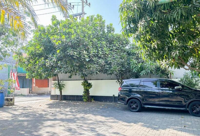 Hotel Global Inn Syariah Mitra Reddoorz Near Juanda T1 Airport