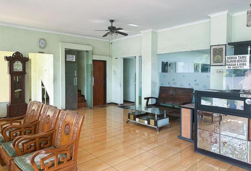 Hotel Global Inn Syariah Mitra Reddoorz Near Juanda T1 Airport