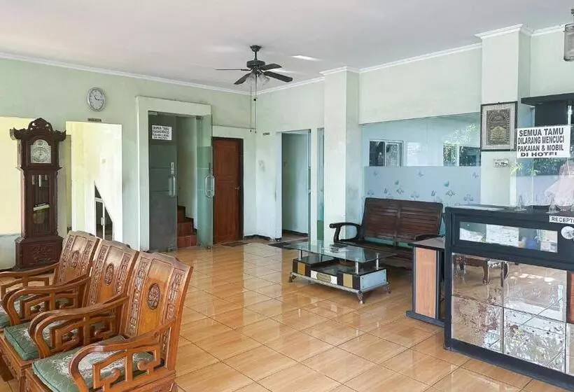 ホテル Global Inn Syariah Mitra Reddoorz Near Juanda T1 Airport