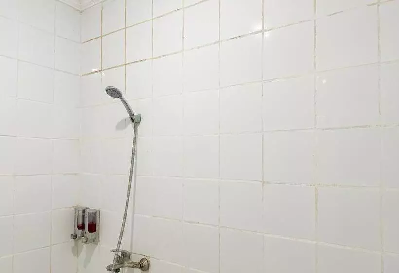 ホテル Global Inn Syariah Mitra Reddoorz Near Juanda T1 Airport