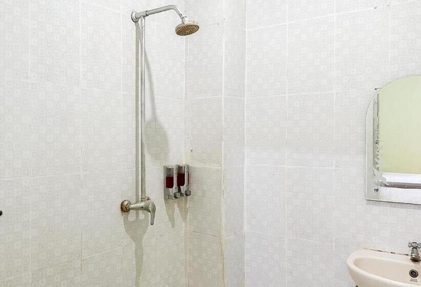 Hotel Global Inn Syariah Mitra Reddoorz Near Juanda T1 Airport