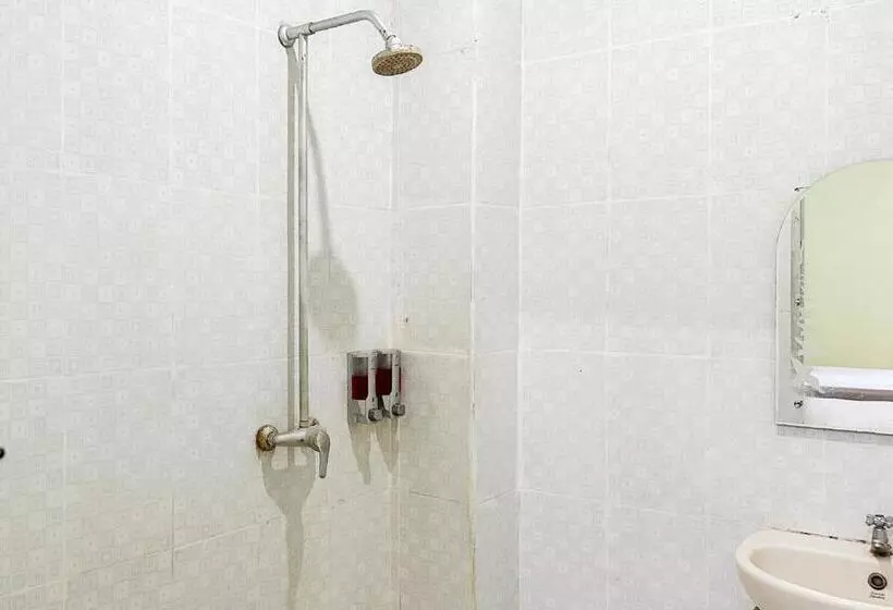 ホテル Global Inn Syariah Mitra Reddoorz Near Juanda T1 Airport