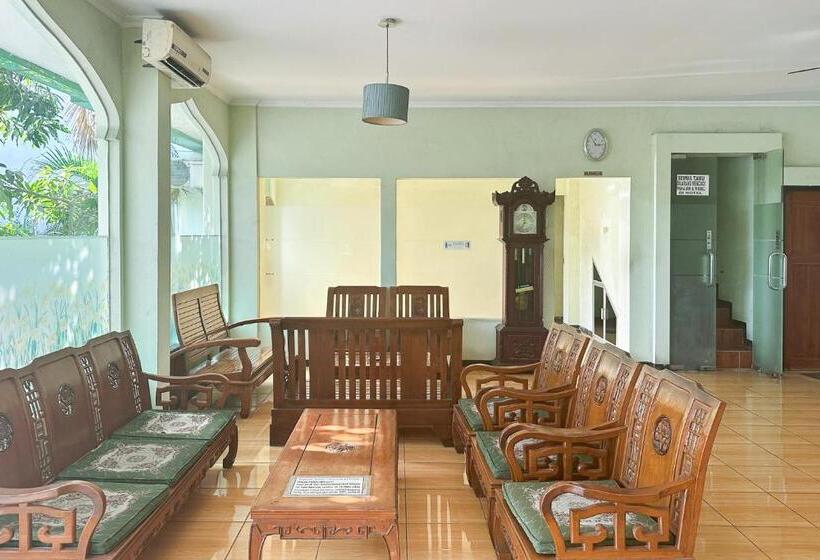 Hotel Global Inn Syariah Mitra Reddoorz Near Juanda T1 Airport