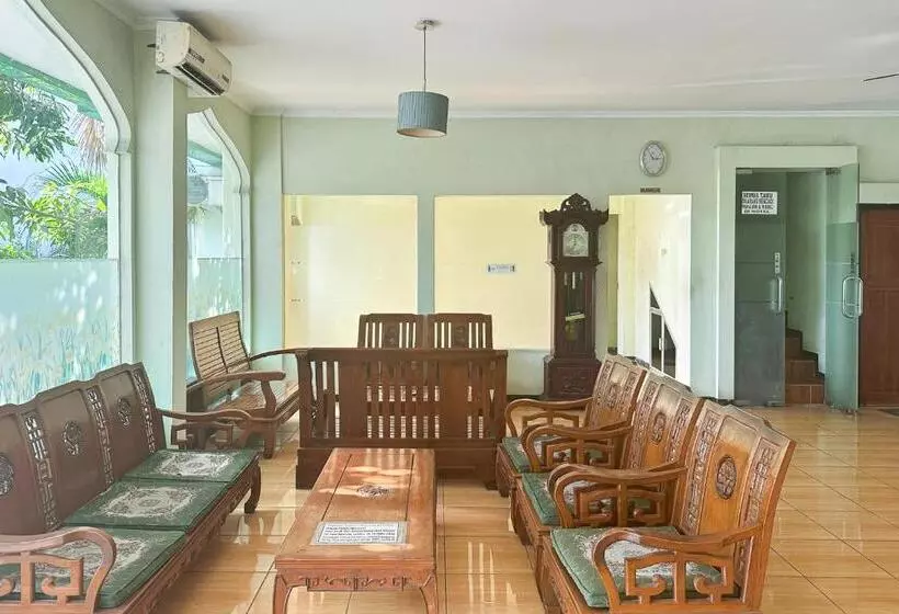 ホテル Global Inn Syariah Mitra Reddoorz Near Juanda T1 Airport
