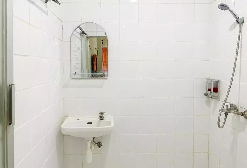 ホテル Global Inn Syariah Mitra Reddoorz Near Juanda T1 Airport