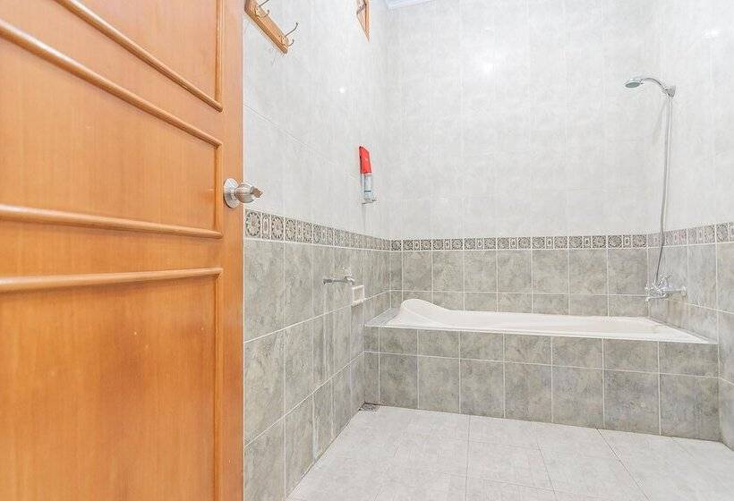 Pension (Hôtel basse catégorie) Reddoorz @ Pemuda Street Cirebon