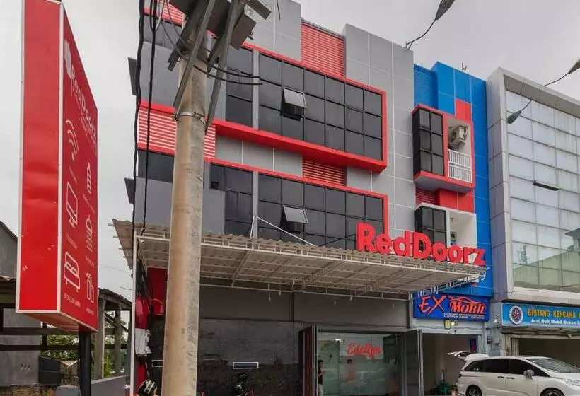 ペンション Reddoorz Plus Near Millenium Ict Centre Medan 2