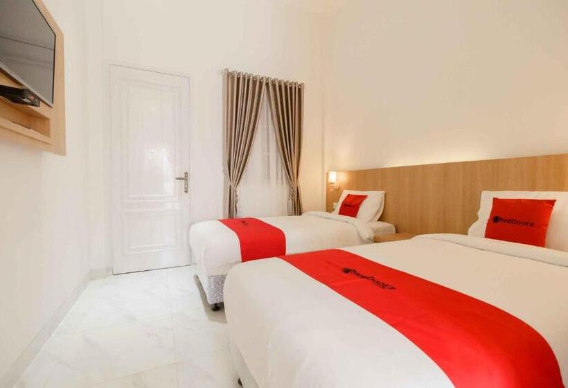 بنسيون Reddoorz Plus Syariah @ Jalan Dr Sutomo Padang