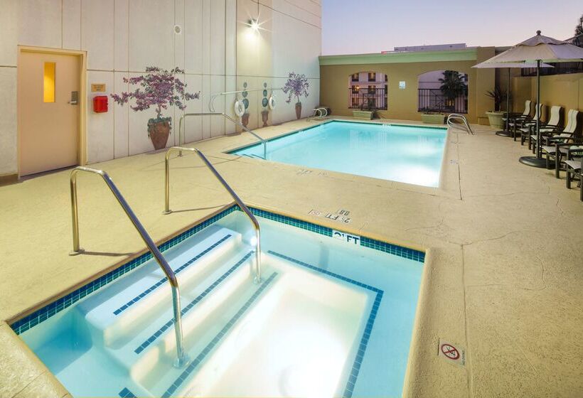 בית מלון כפרי Zessa Orange County Airport, A Doubletree By Hilton