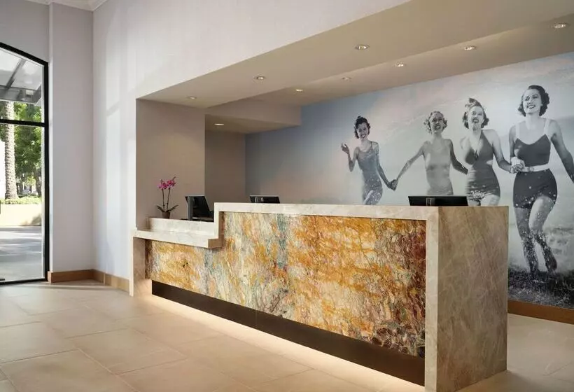 ホテル Zessa Orange County Airport, A Doubletree By Hilton