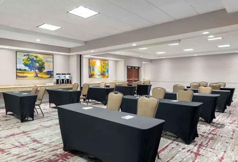 בית מלון כפרי Hilton Garden Inn Montgomery East