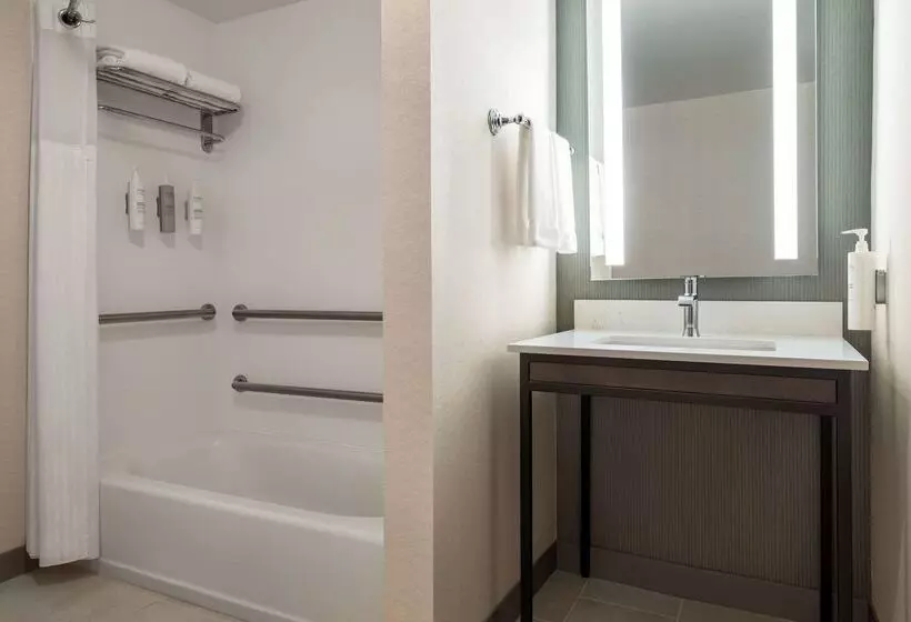 בית מלון כפרי Hilton Garden Inn Montgomery East