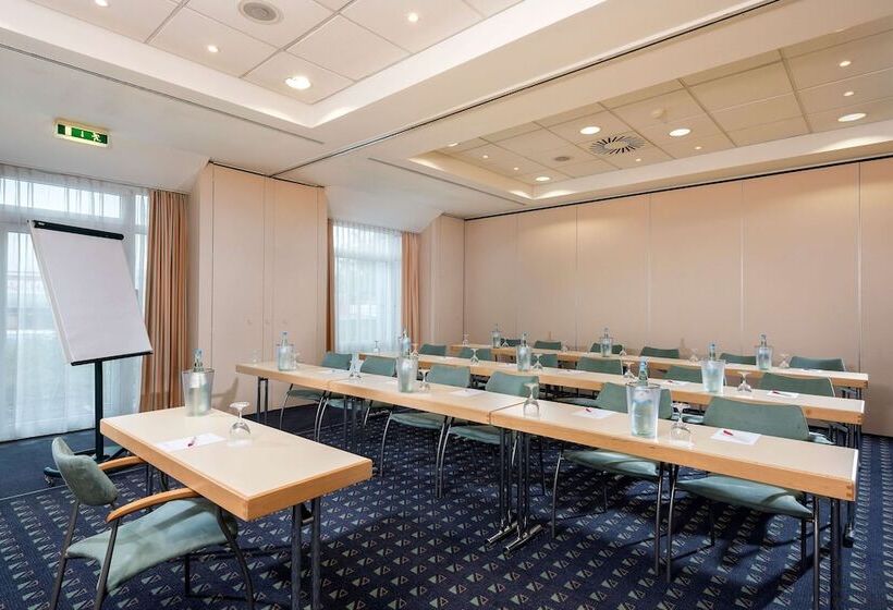 בית מלון כפרי Ramada By Wyndham Hannover Messe