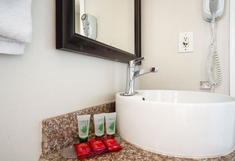 هتل Solaire Inn & Suites