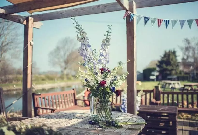 Hotelli Bridge House Barn