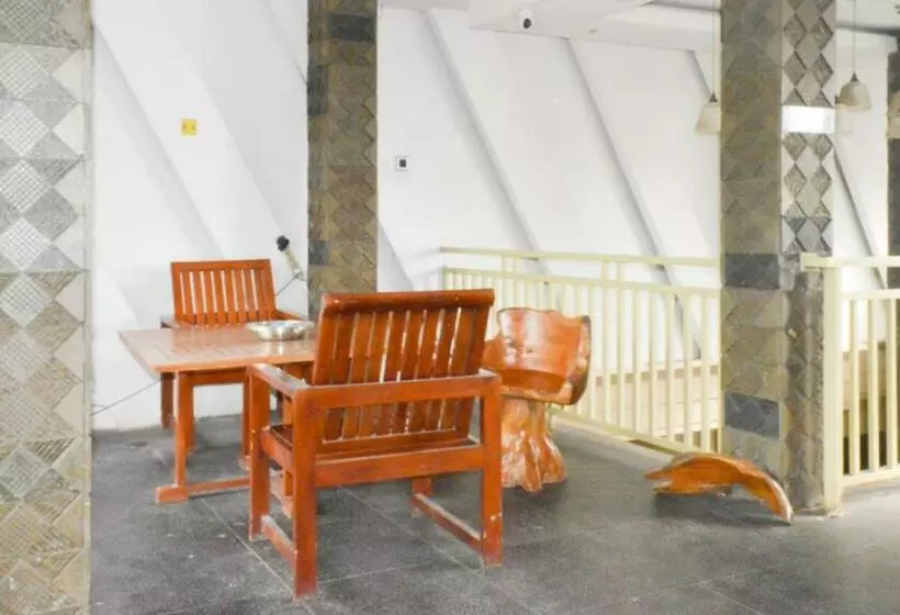 Hotelli Oyo 90378 Rigari Guest House