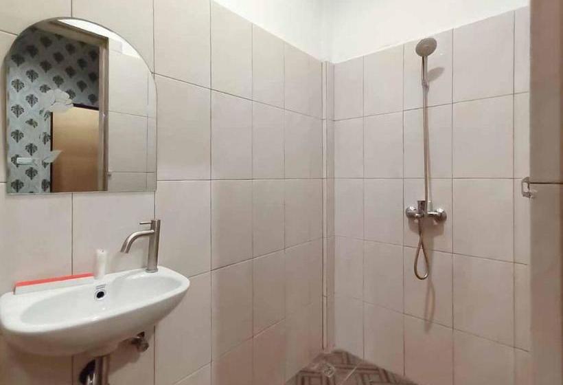 Hotel Reddoorz Plus @ Jalan Letda Sujono Medan 2