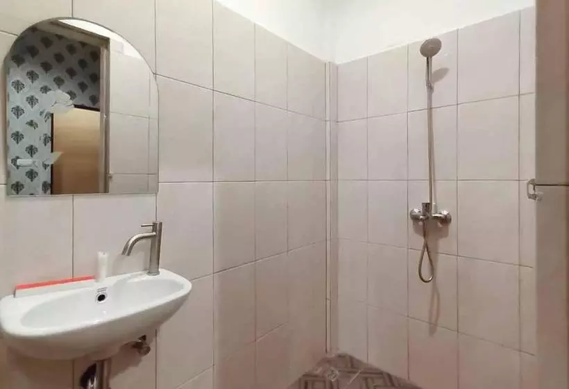 Hotelli Reddoorz Plus @ Jalan Letda Sujono Medan 2