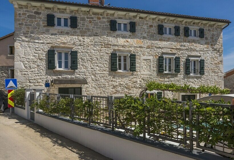Stone House With Private Pool For 10 People Near Porec